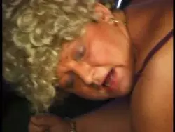 Jugendlicher Kerl fickt eine alte Hellhaarige