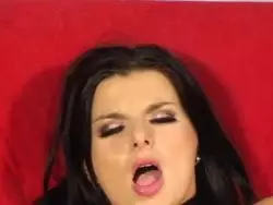 Die sexgeile Bitch vögelt sich selbst