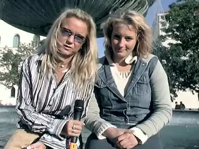 Zügelloser Fingersex bei einer fickrigen Blondine
