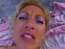 Heiße schlanke Nutten lutschen einen Schwanz