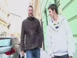 Ralliger Mann gibt heißem Kerl ein Blowjob