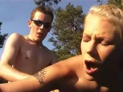 Unerfahrene Schlampe mit riesigen Brüsten wird genagelt