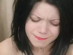 Jugendliche notgeile Göre zeigt ihre dicken Brüste