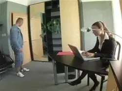 Bis zum Ansatz wird der Schwengel in den Rachen der Bitch gesteckt