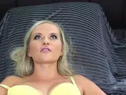 Bildhübsche dünne Naturblonde zeigt ihre geilen Brüste