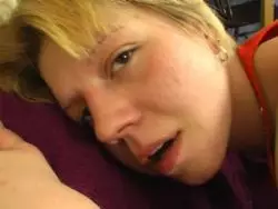 Eine scharfe Blondine nagelt sich die nasse Fotze
