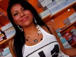 Die scharfe asiatische Nutte wird von dem Mann gefickt