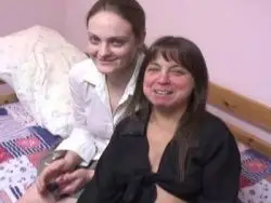 Lesbische Hure bumst ihre geile Gespielin mit Sexspielzeug