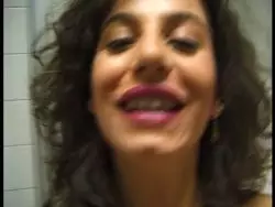 Fittes Flittchen zeigt sich in aufregender Unterwäsche